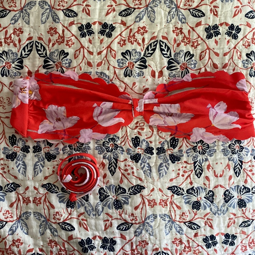 H&M bikini top. Size 4. NWOT.